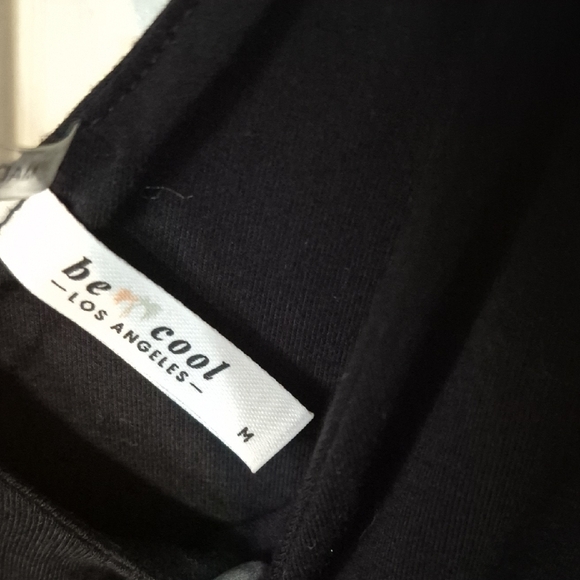 BE COOL Cropped Black V-Neck Tank Top - Picture 2 of 2